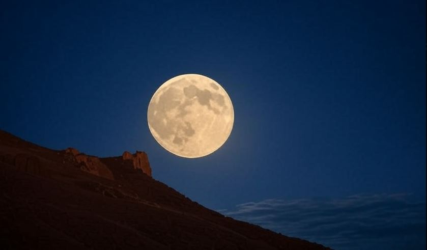 ماه بیدستر در بالای کوه عینالی